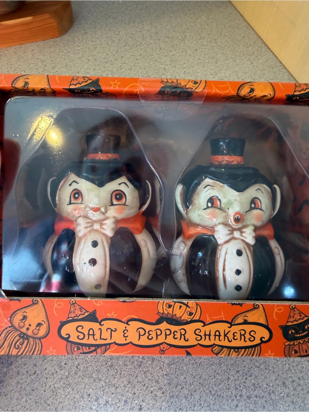New Johanna Parker Vampire Couple Salt & Pepper Shakers Halloween Vintage Style